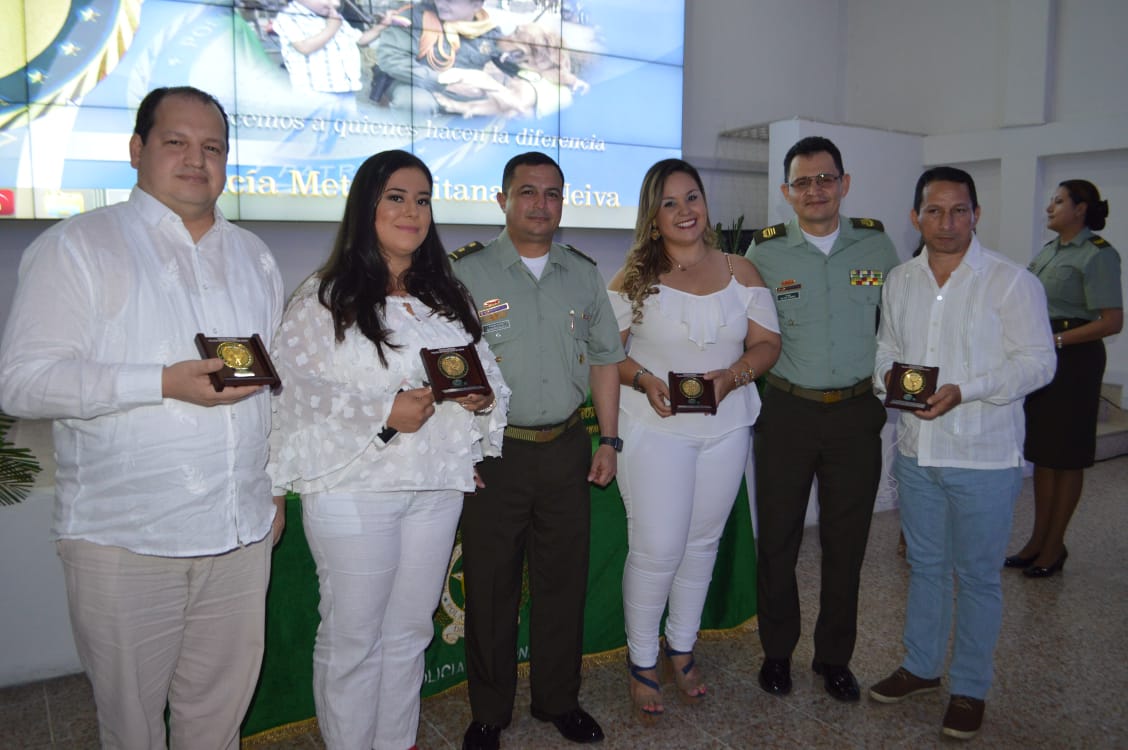 Por esta Casa Editorial, la recibió Jhon Freddy Figueroa, Editor General – DIARIO DEL HUILA, periodista Camila Mosquera, Brigadier General, Norberto Mujica Jaime, periodista Astrid Hernández, Coronel Nelson Quiñones Manchola, Comandante Policía Metropolitana de Neiva y periodista Lizardo Moreno.